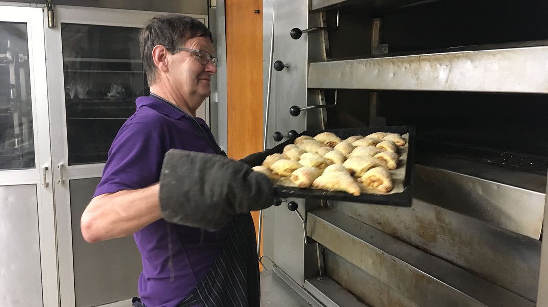 Bakker Martien aan de slag in zijn bakkerij.