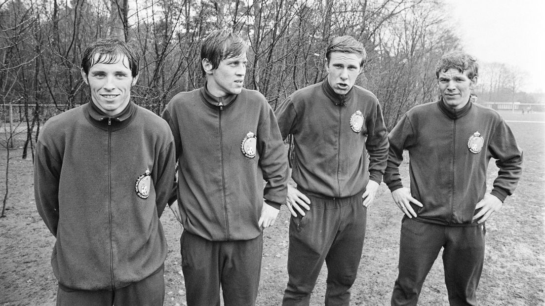 Vier debutanten bij Oranje in april 1969 met Sjaak Roggeveen als tweede van rechts