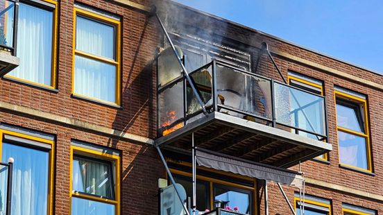 Brand op balkon • botsing met trolleymast.