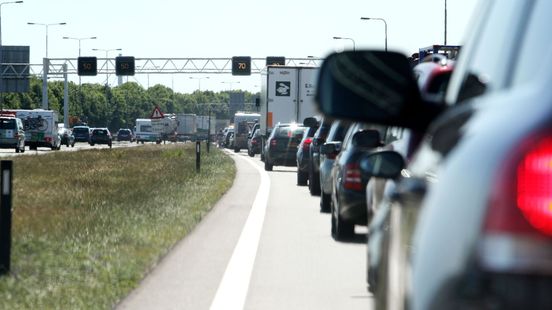 Meer dan 30 kilometer file op A50 door ongeluk en pech