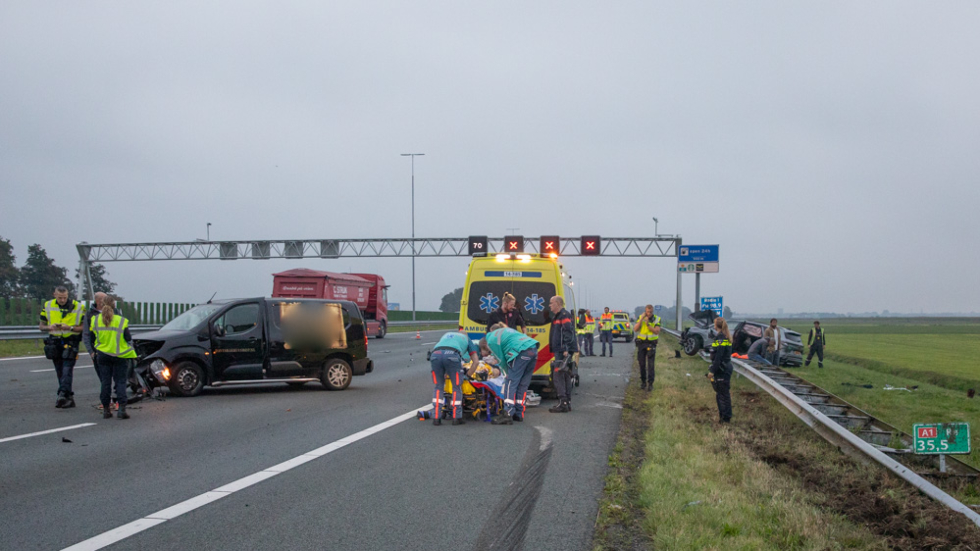 Auto belandt bovenop vangrail bij ongeluk op A1, 3 gewonden.