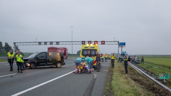 Auto belandt bovenop vangrail bij ongeluk op A1, 3 gewonden. Auto belandt bovenop vangrail bij ongeluk op A1, 3 gewonden.