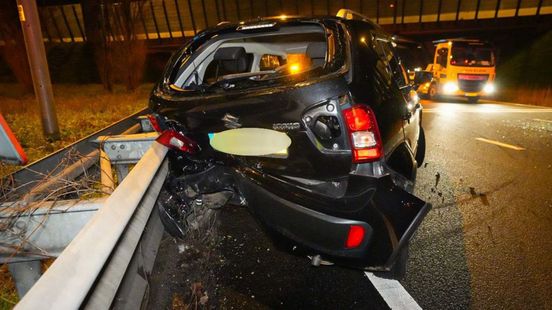 Auto in sloot na ongeval op knooppunt Velperbroek. Auto in sloot na ongeval op knooppunt Velperbroek.