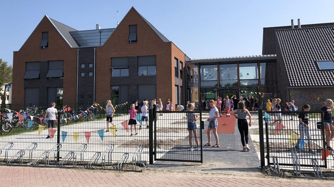 Leerlingen in het nieuwe kindcentrum in Leens