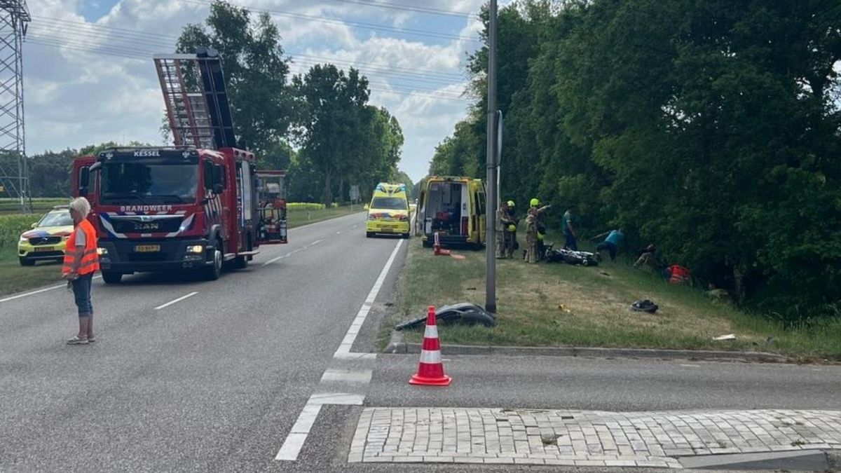 Motorrijder belandt in greppel na botsing met bestelbusje bij Baarlo: traumahelikopter geland