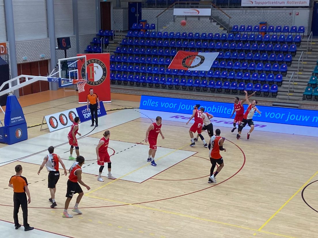 Feyenoord Basketball versloeg in het Topsportcentrum Aris Leeuwarden