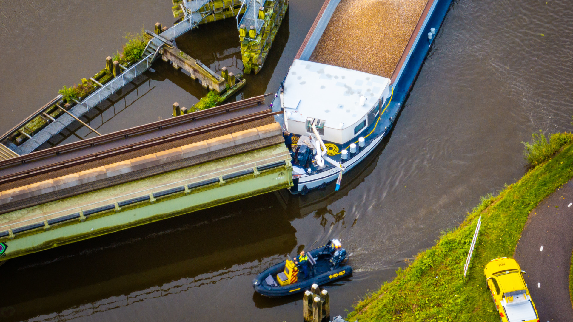 Schip Ramt Spoorbrug: Zeker Zeven Uur Geen Treinverkeer Vanwege Schade ...