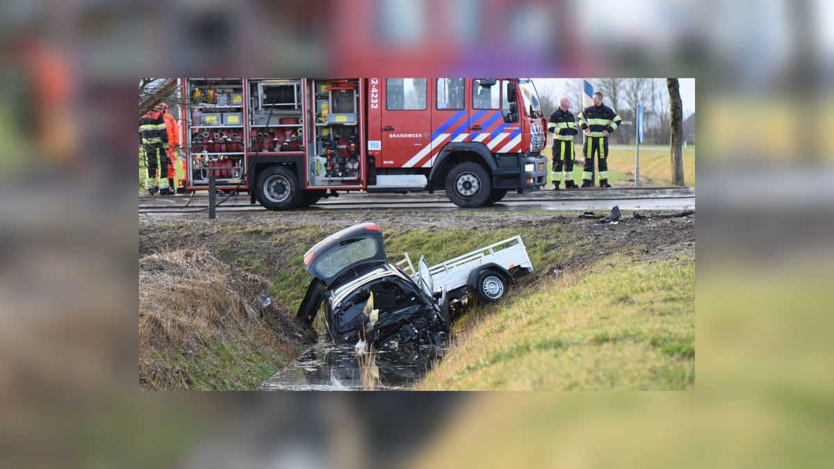 Auto in sloot na botsing tussen Ternaard en Oosternijkerk