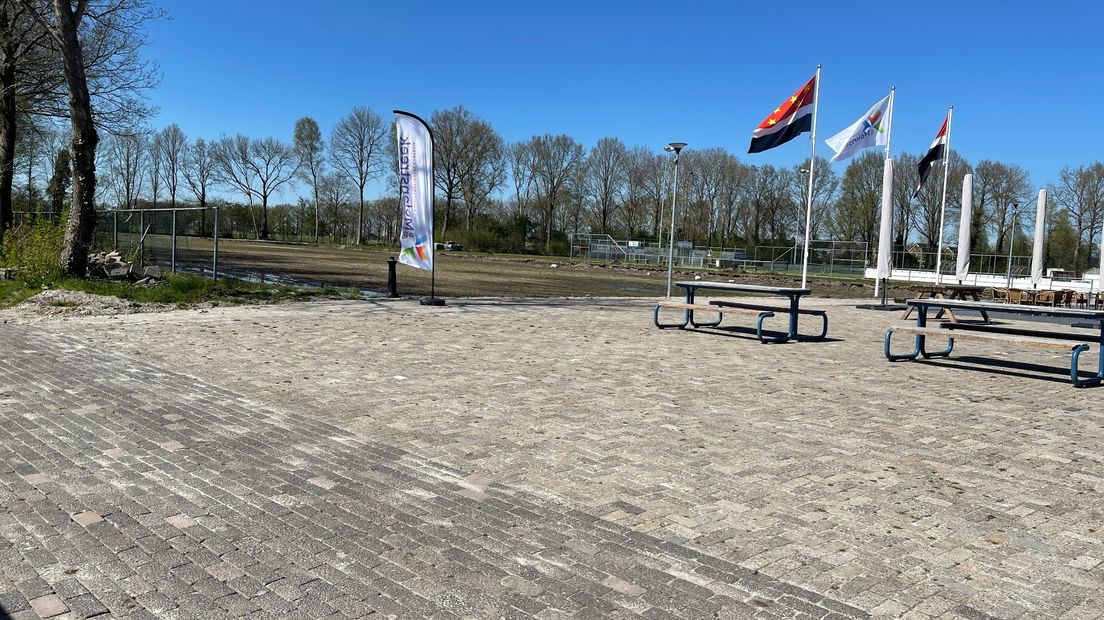 Links het toekomstige evenemententerrein, dat nog moet worden geasfalteerd. Rechts het terras van het MFC