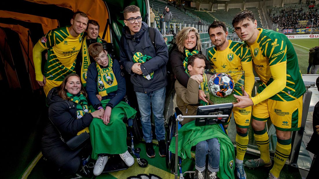 De deelnemers van Adore krijgen de wedstrijdbal overhandigd na ADO - Cambuur