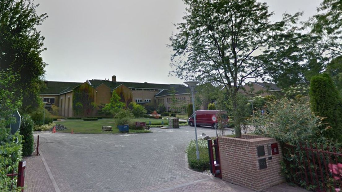 Het hoofdkantoor van de Jehovah's Getuigen. Het gebouw staat in Emmen (Rechten: Google Streetview)