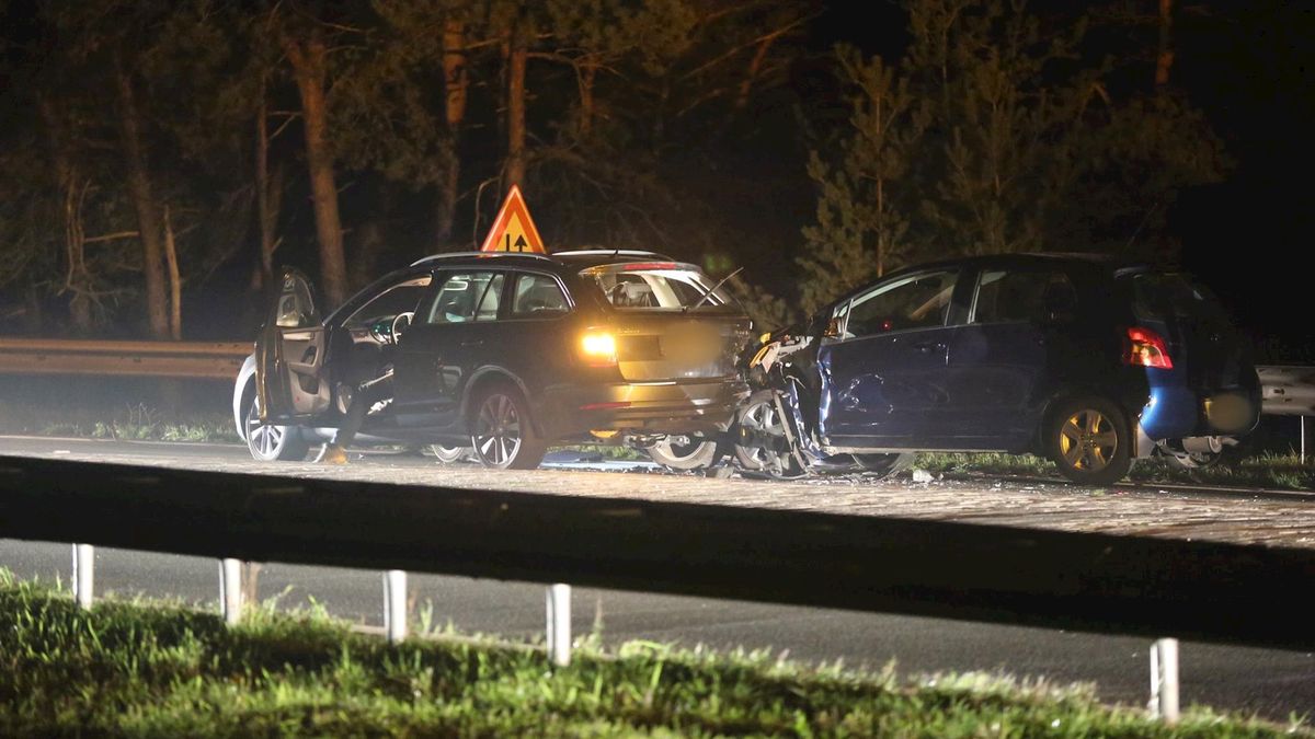 Ongeluk op N36 bij Beerzerveld: weg bezaaid met onderdelen en glas