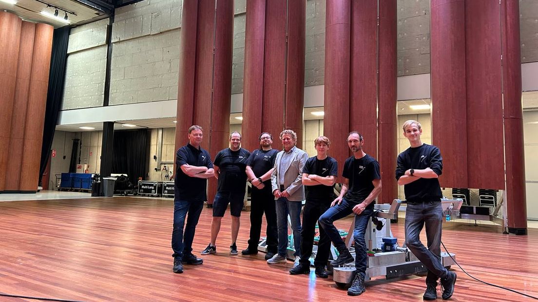 De 'mannen van techniek' bouwen de theaterzaal om tot concertzaal.