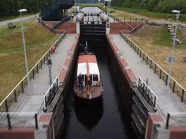 Veenvaart Ahoy! De koppelsluis blijkt een ware attractie voor bootjesvaarders