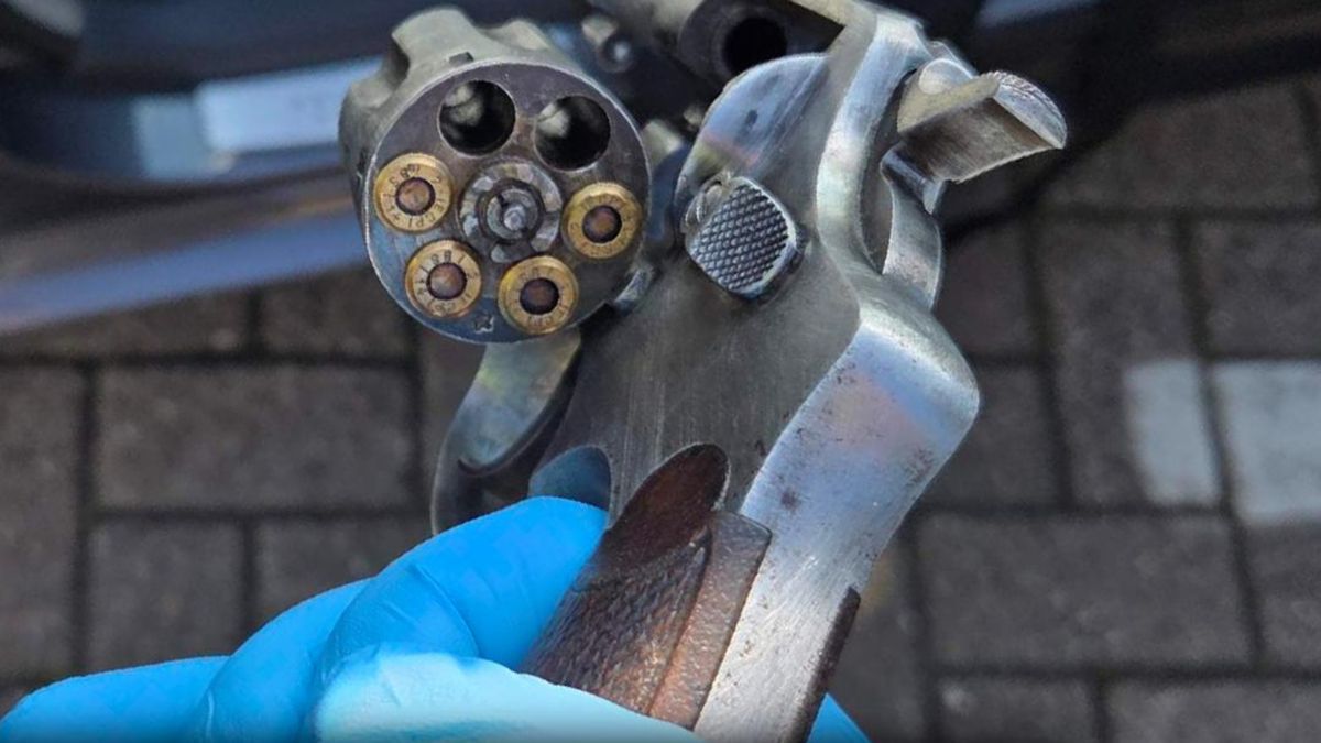 35-jarige man uit Heerlen aangehouden voor drugs en geladen vuurwapen