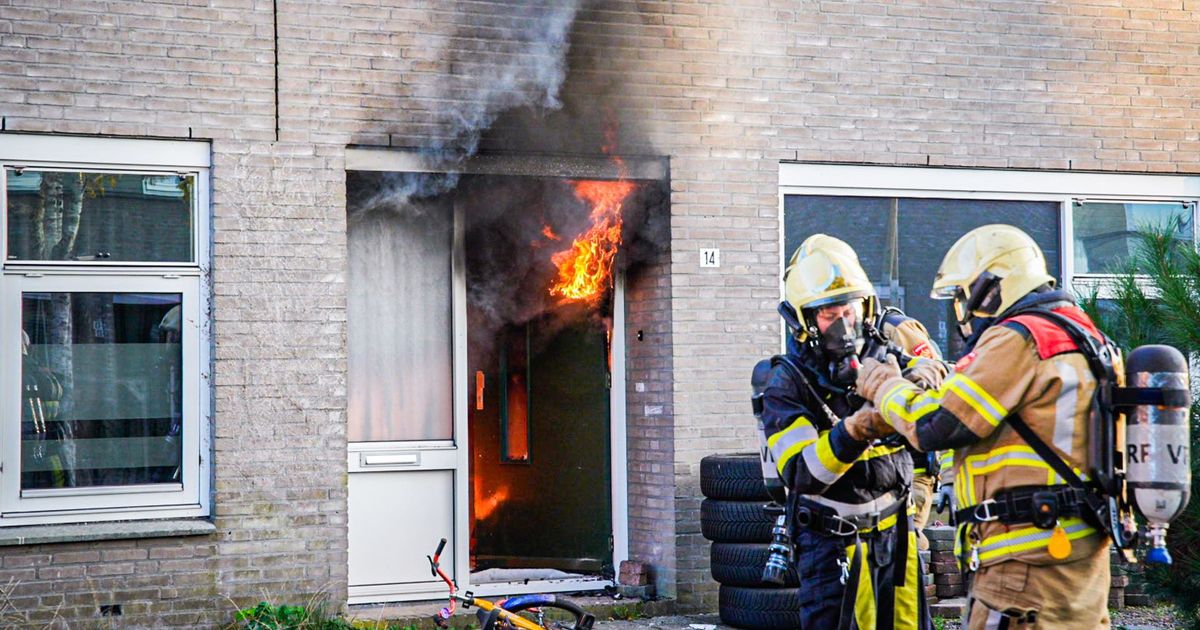 Residents flee from a terraced house in Oudeschoot due to a large fire