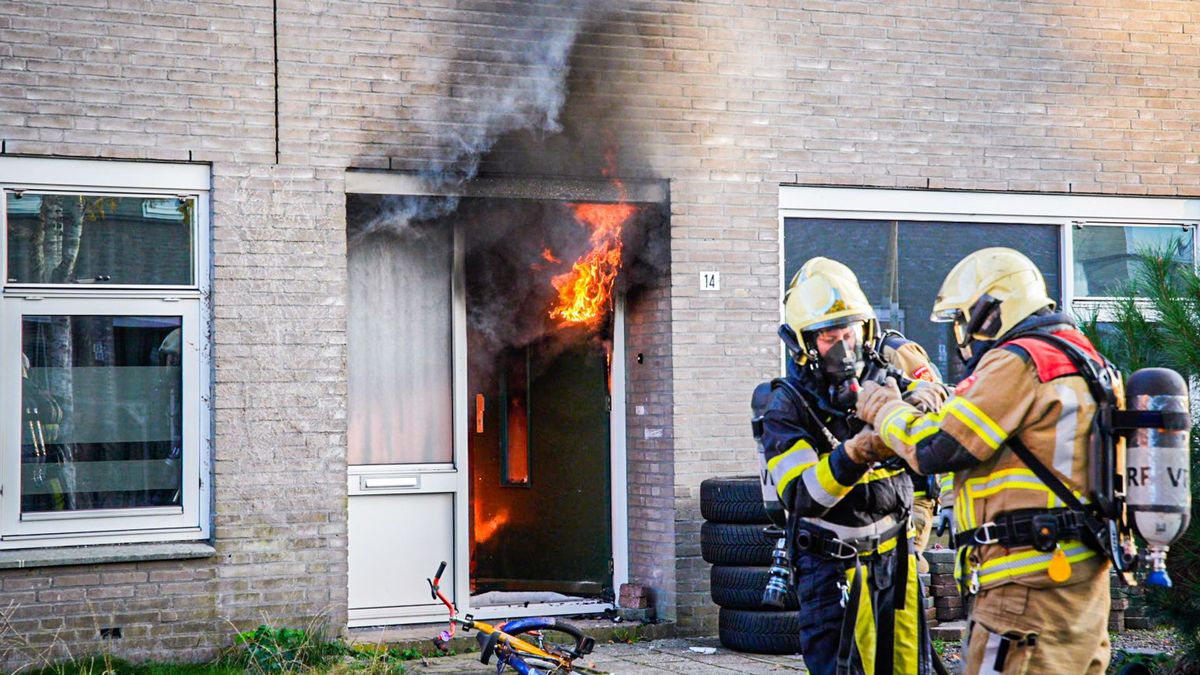 Drie woningen in Oudeschoot onbewoonbaar na grote brand