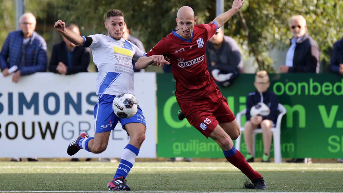 Fabian Wilson (l) van Hoek in duel met Jesse van Nieuwkerk van Quick Boys in het duel dat eerder dit seizoen in 3-3 eindigde.