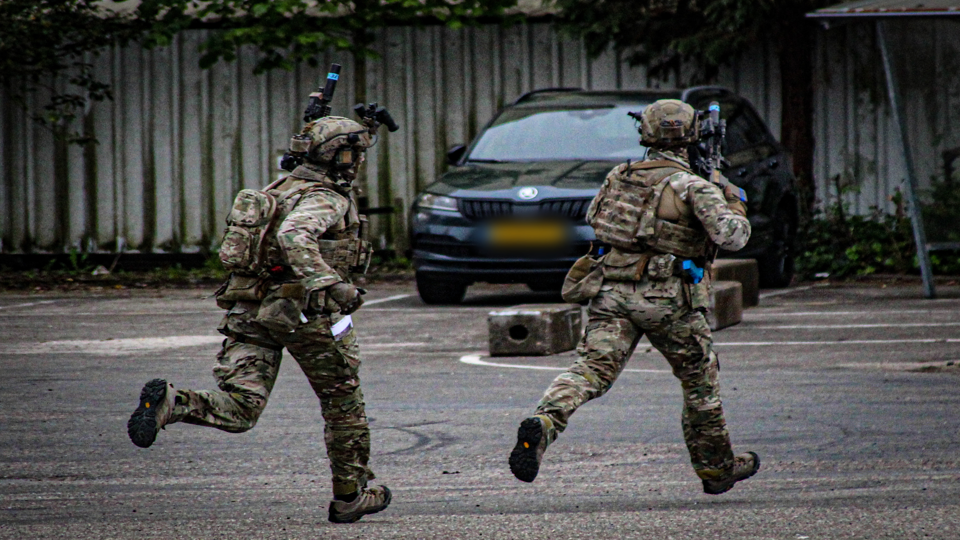 Leden van M-Squadron in actie