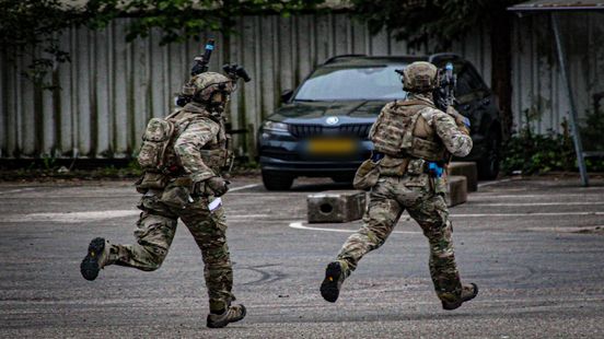 Zwaarbewapende militairen brengen gijzelaars in veiligheid tijdens oefening