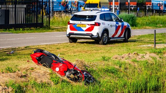 Motorrijder gewond na aanrijding door bezorgbus