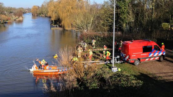 Auto te water, man (71) overleden