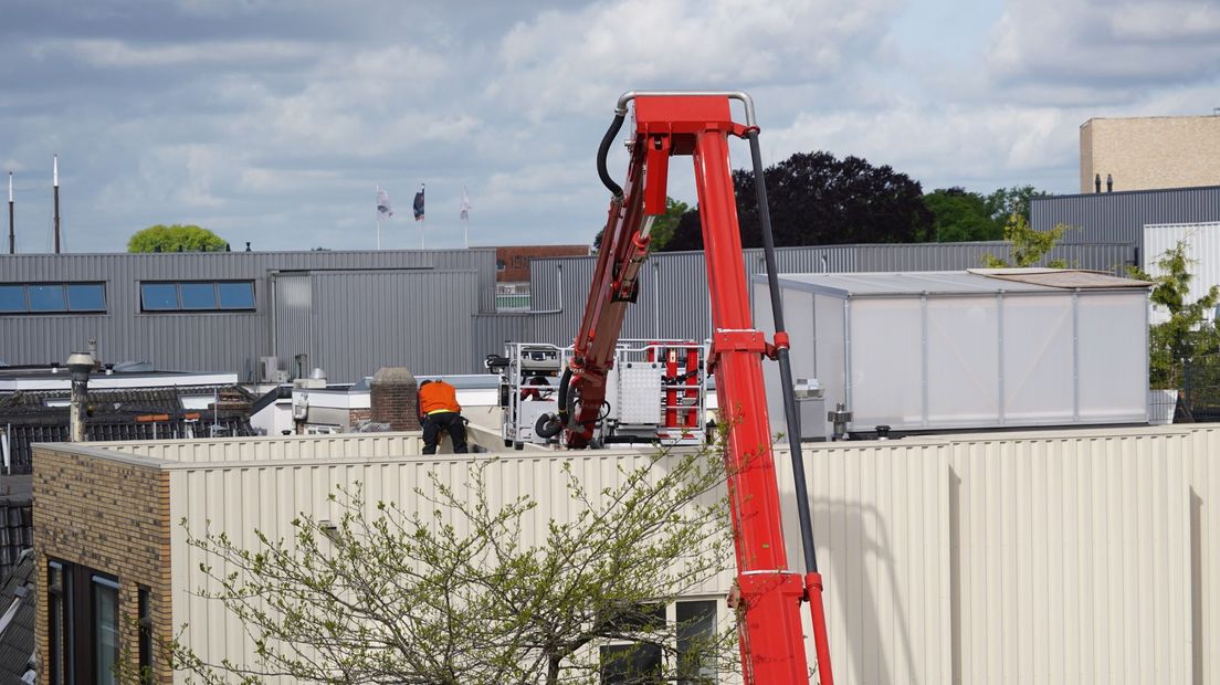 Met een hoogwerker kan de brandweer op het dak komen