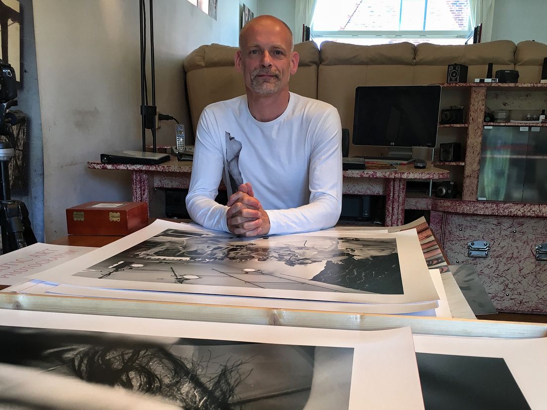 Gert Jan van Noorden in zijn woning annex fotostudio