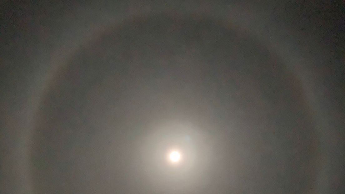 Een halo rondom de maan