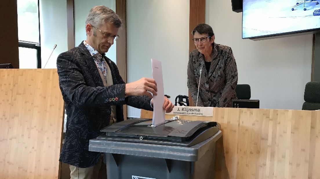 Statenlid Henk Nijmeijer stemt (Rechten: Serge Vinkenvleugel/RTV Drenthe)