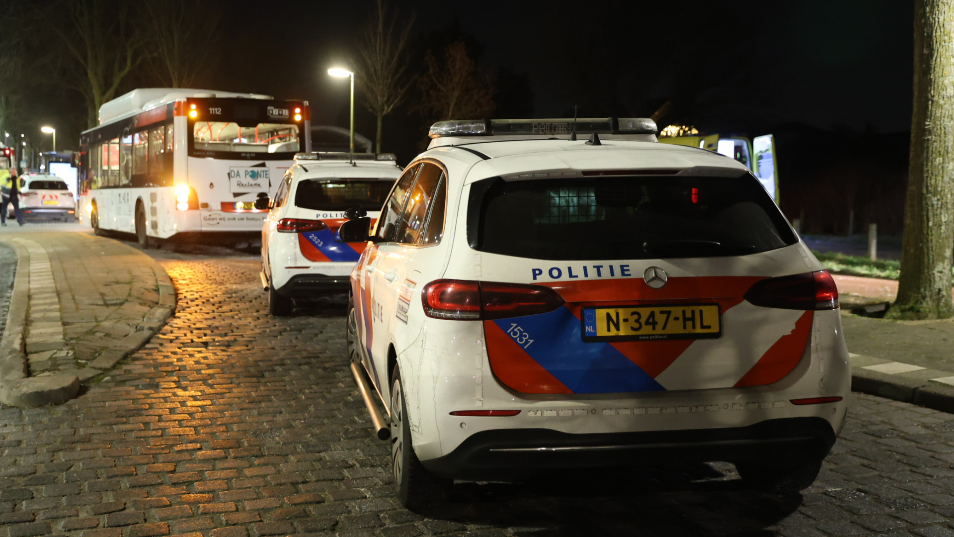 Naast het bijtincident heeft de verwarde man ook een bus vernield