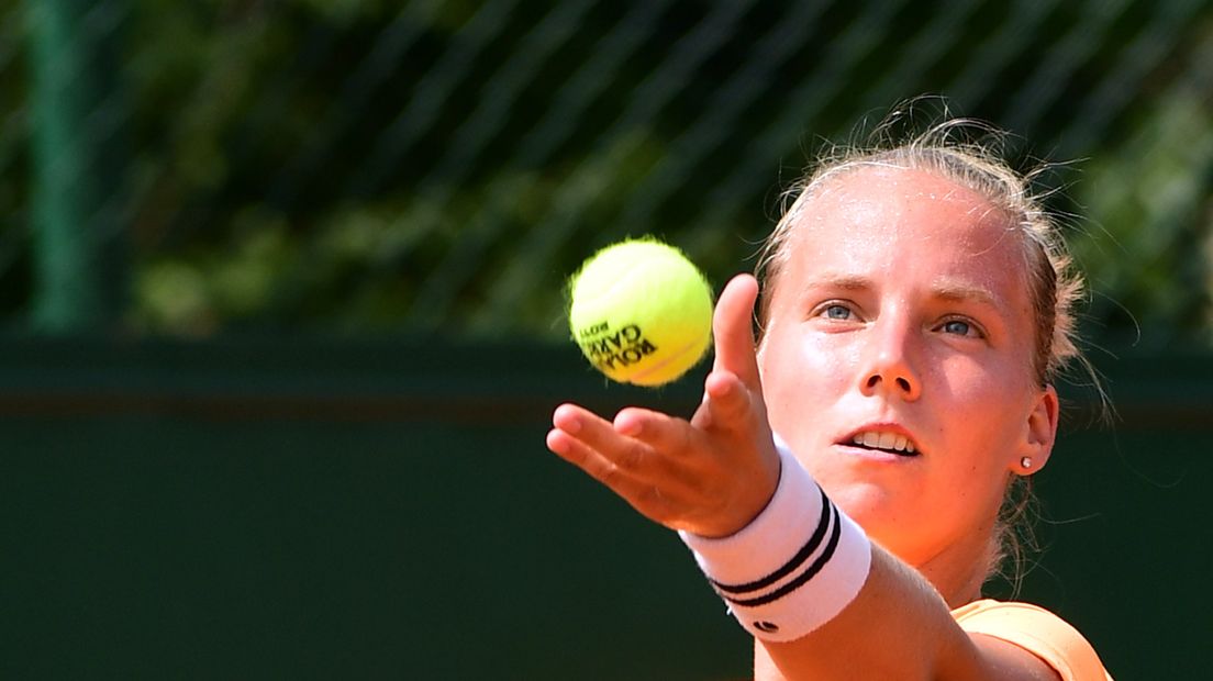 Tennisster Richèl Hogenkamp uit Doetinchem heeft bij haar debuut op Roland Garros gewonnen van Jelena Jankovic, de voormalig nummer 1 van de wereld.