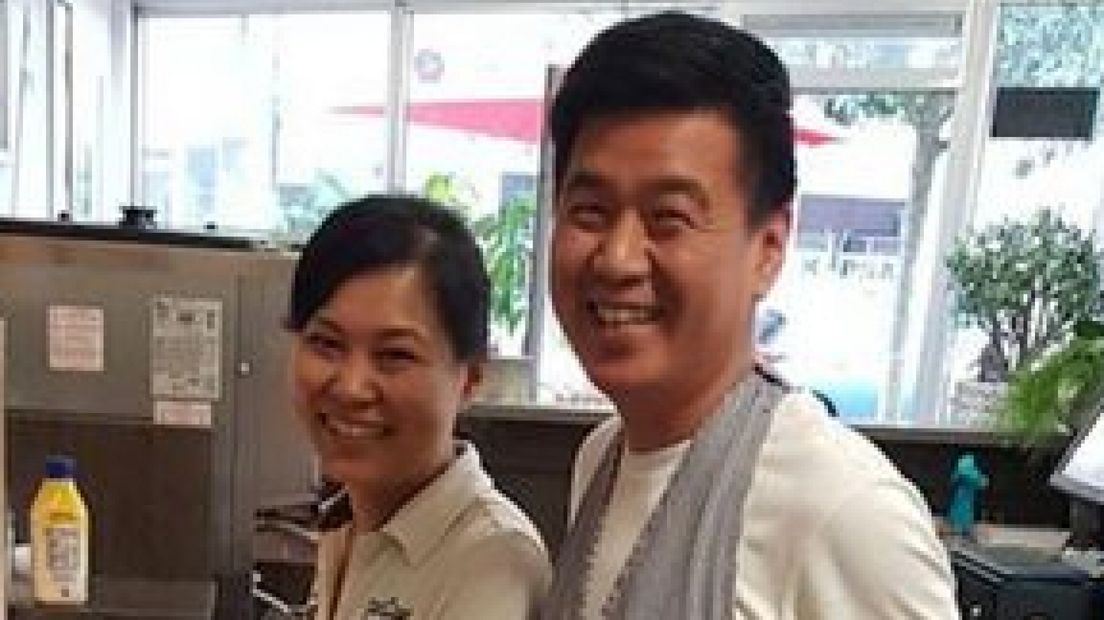 Wei Chen met zijn vrouw aan het werk in snackbar Houtwijk