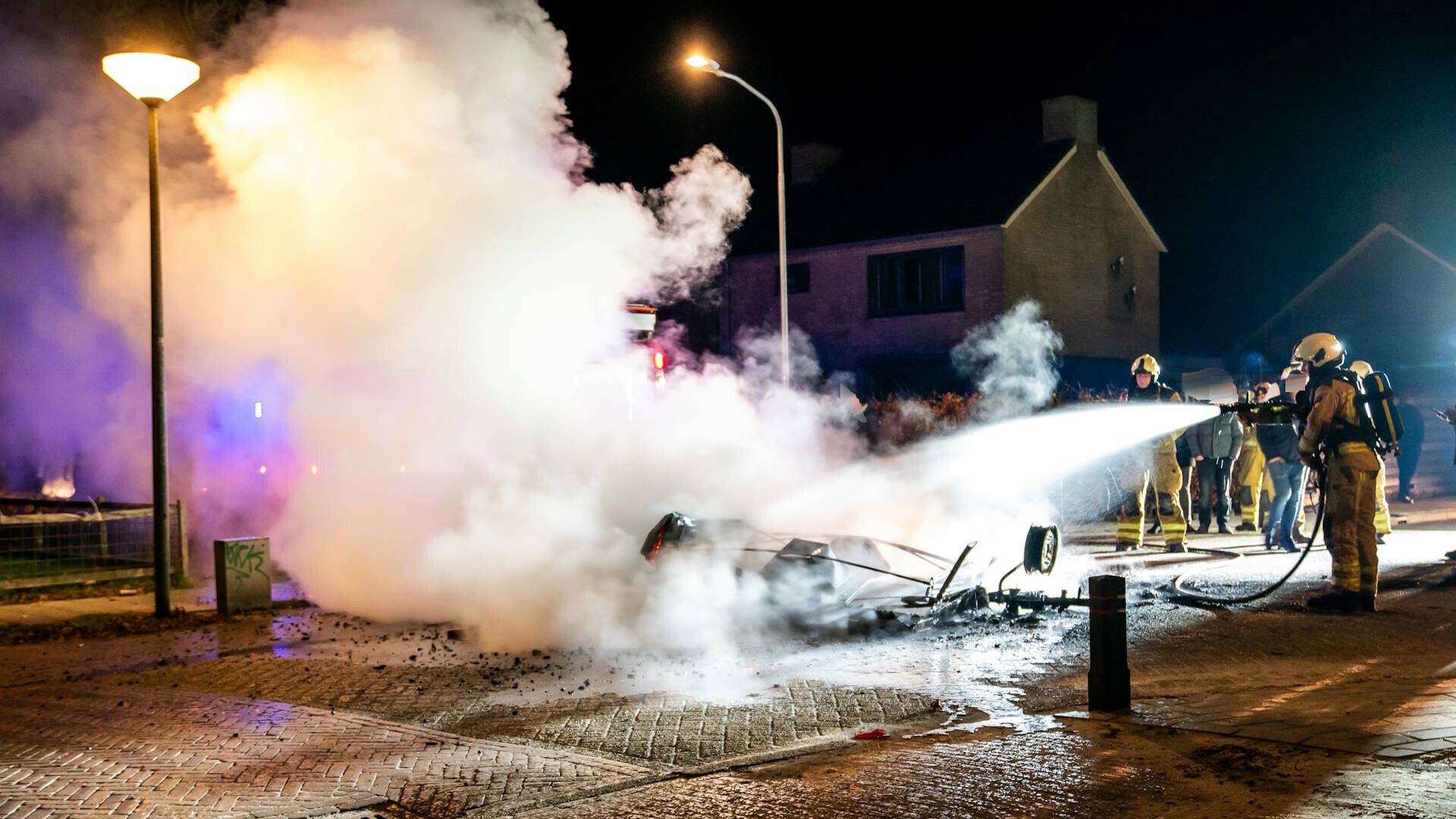 Brandweer rukt uit voor brandende aanhanger in Smilde