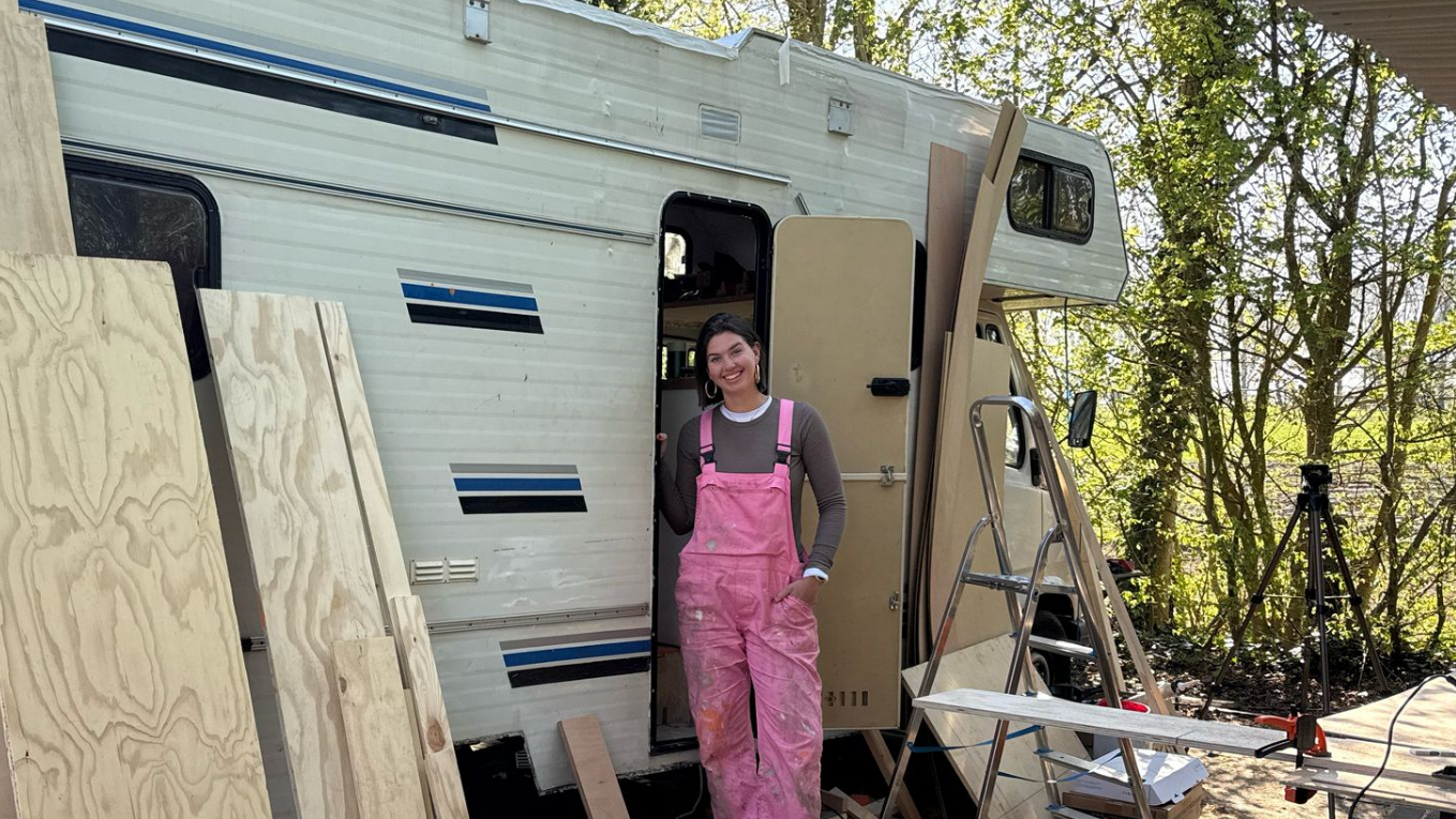 Laura (24) gaat haar droom achterna en verbouwt zonder kluservaring een camper