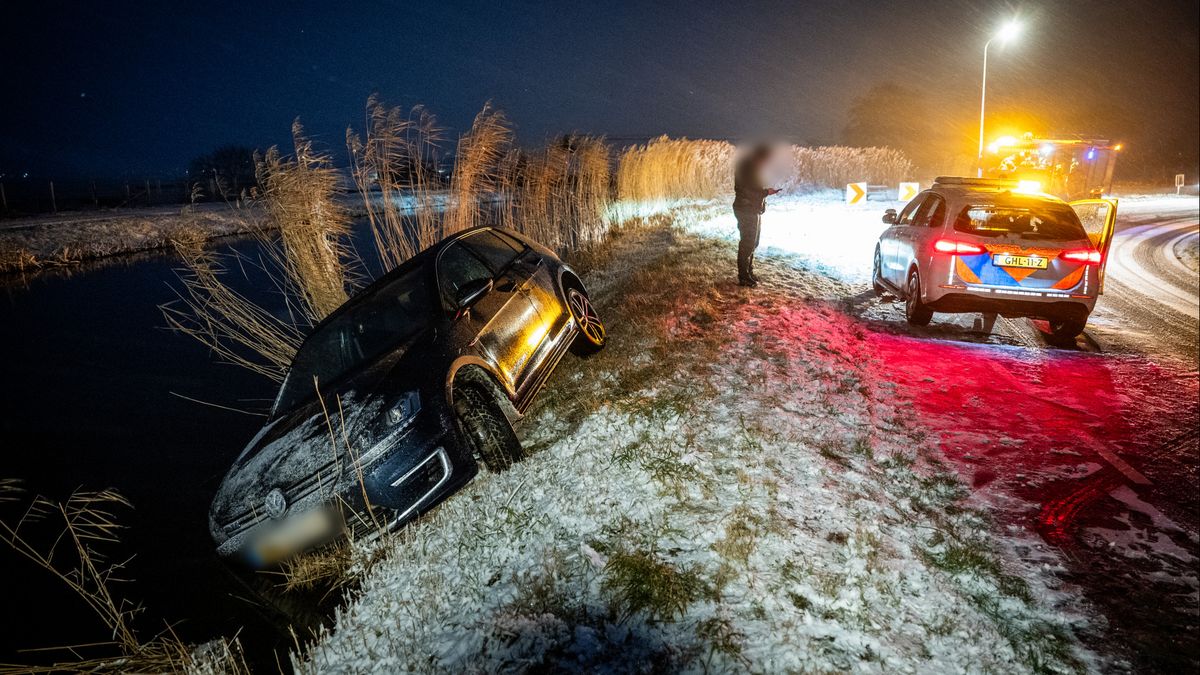 Meerdere ongelukken, één auto belandt door gladheid in water: file van bijna 30 kilometer op A4