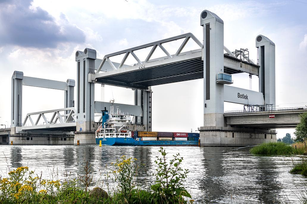 Een onderdeel van de Botlekbrug moet worden vervangen. Tot dat moment zijn storingen volgens Rijkswaterstaat niet uit te sluiten.