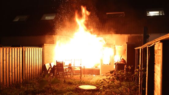 Huis brandt volledig uit, maar Leo weet zijn buurvrouw te redden uit de vuurzee