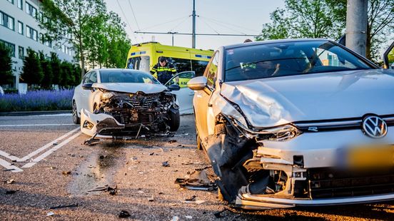 Bestelbus rijdt verkeersbord plat • Ongeval autos. Bestelbus rijdt verkeersbord plat • Ongeval autos.