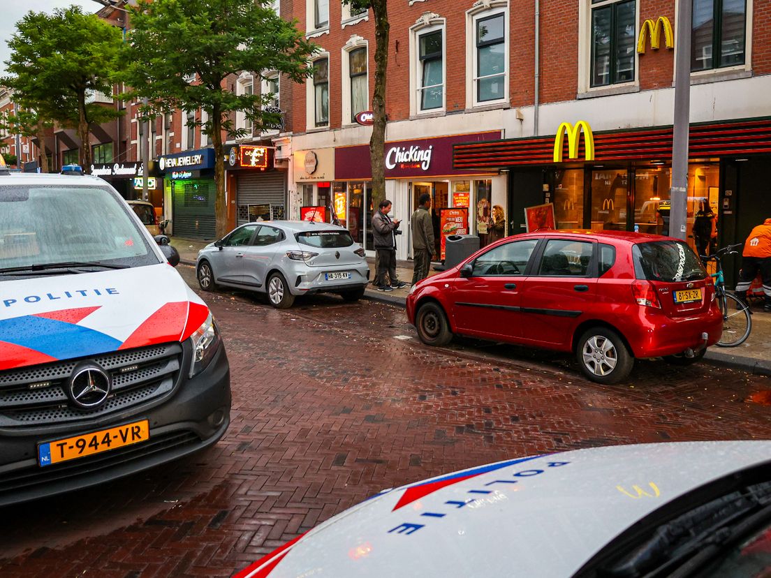 Een jonge verdachte zou het fastfoodrestaurant zijn ingegaan met een mes.