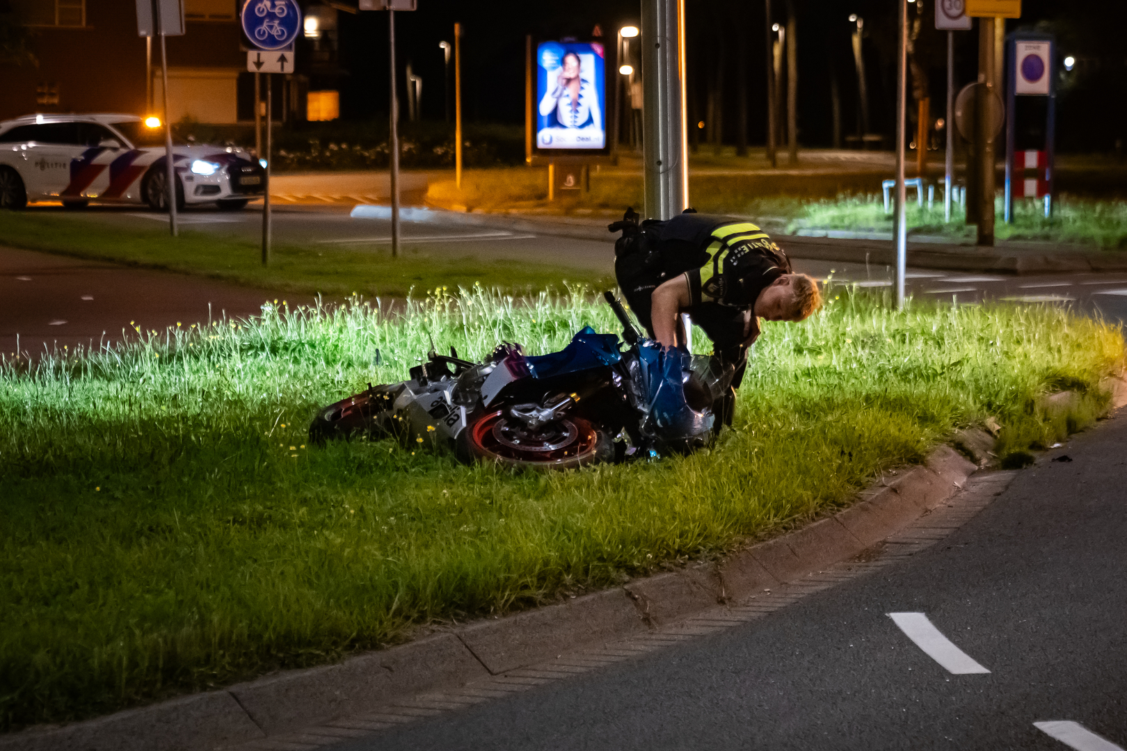 De motor kwam naast de weg terecht.