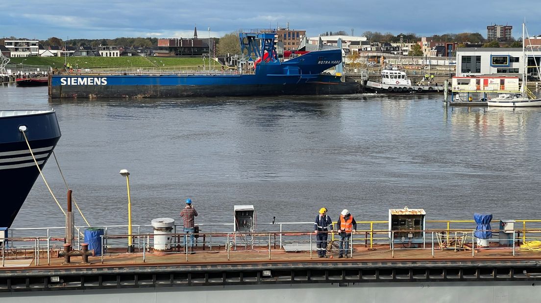 Het voorschip van de Rotra Mare ligt tijdelijk elders op de werf