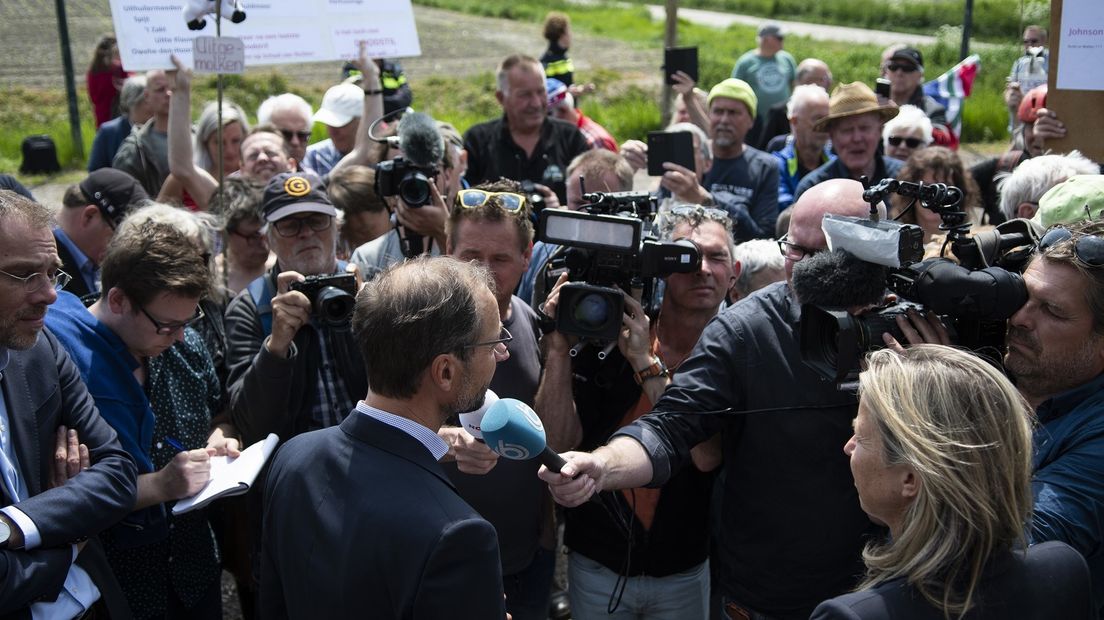 Minister Wiebes bezoekt Westerwijtwerd een dag na de beving