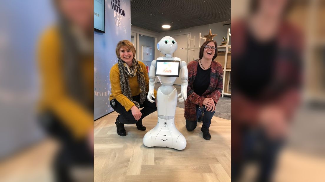 Werknemers Zeeuwland op de foto met robot Pepper