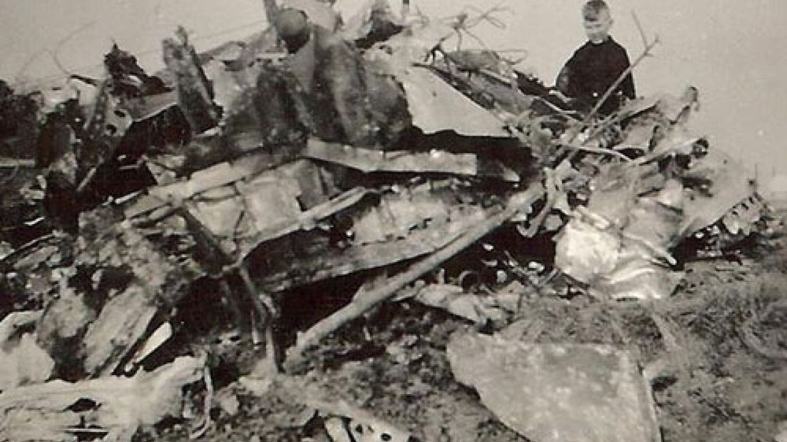 De berging van de bommenwerper die in 1943 in het Apeldoorns Kanaal bij Wapenveld neerstortte, is woensdag begonnen.