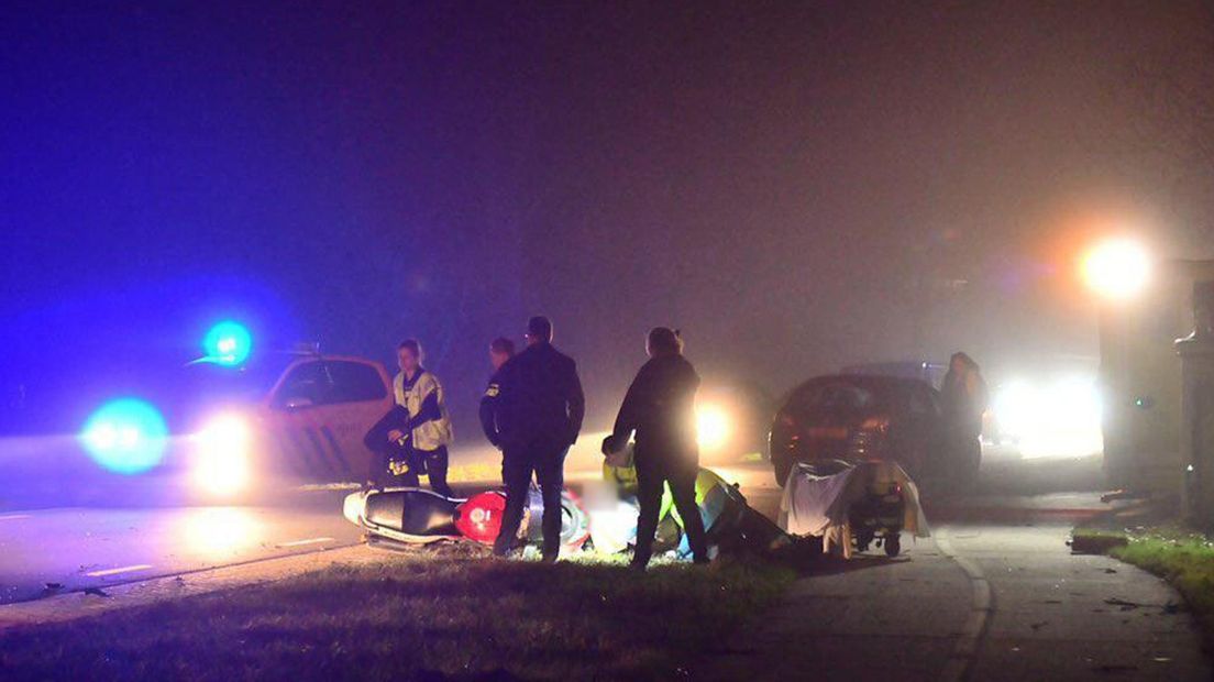 Bij Stedum raakte een motorrijder gewond nadat deze tegen een auto botste.