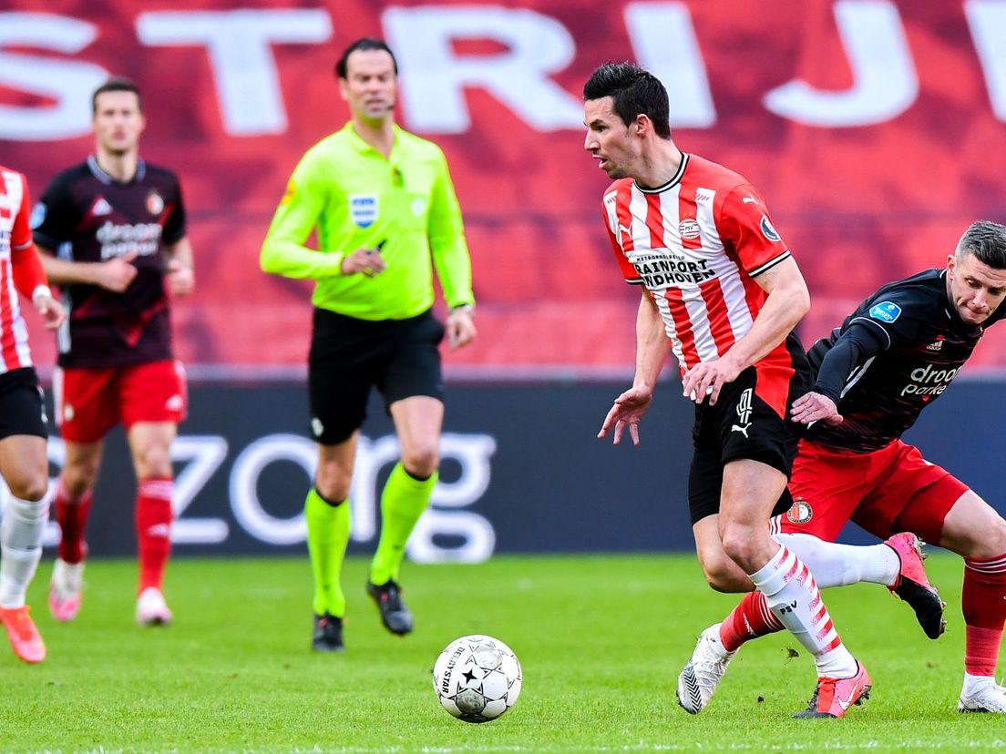 Nick Viergever, hier in duel met Bryan Linssen, vorig seizoen tijdens PSV-Feyenoord