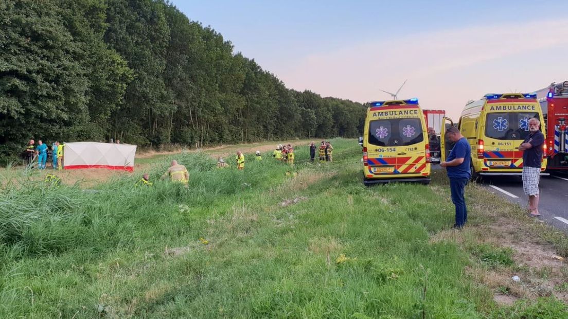 Bij 's-Heerenberg is een 63-jarige automobiliste uit Terborg om het leven gekomen. Het ongeluk gebeurde gisteravond aan de Elsepasweg in de N827, op de grens met Duitsland.