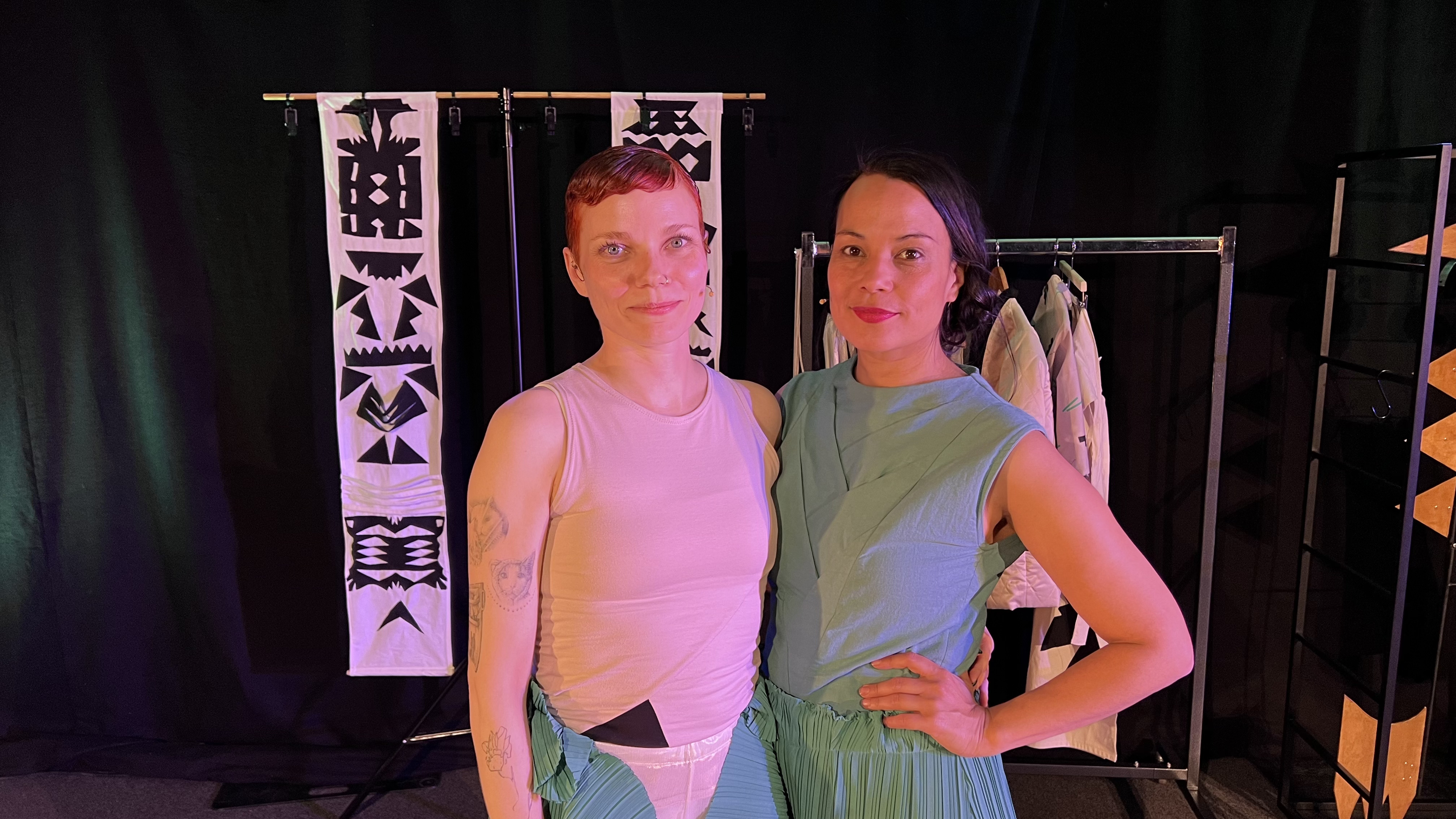 Marijke de Vos en Dewi Reijs staan in de dansvoorstelling Tropische Zielen