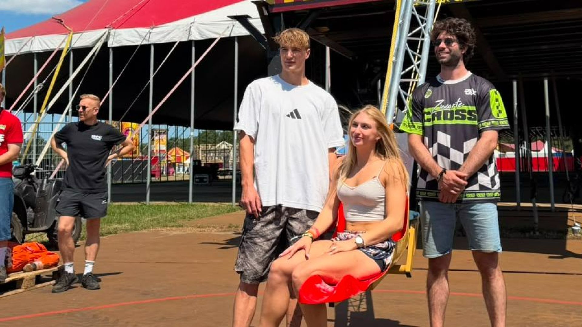 Jim, Noa en Laurant bij de katapult voor de megatent.